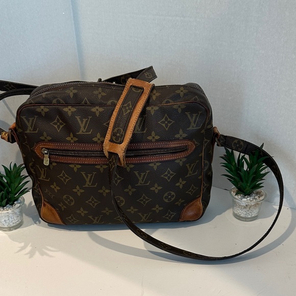 Louis Vuitton Monogram Trocadero 
Unable to locate Date Code 
11” x 10” x 3” - Picture 1 of 16
